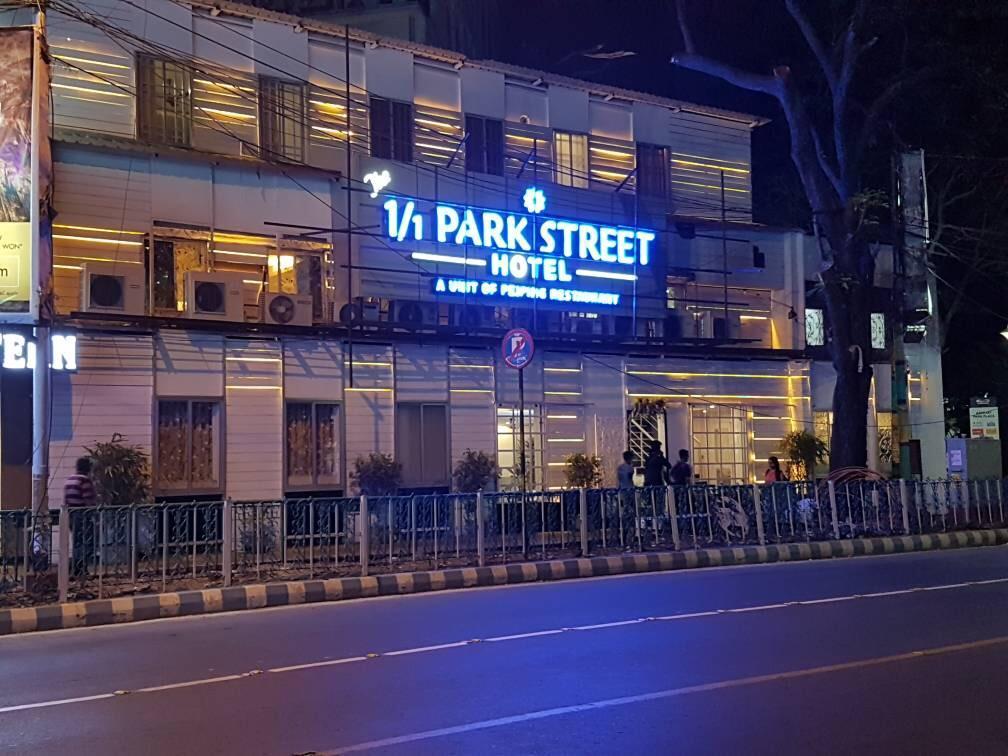 1/1 Park Street Hotel Колката Екстериор снимка
